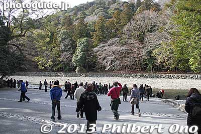 Another place to purify yourself on the banks of Isuzu River at this place called the Mitarashi. 五十鈴川と御手洗場
Keywords: mie ise jingu shrine shinto hatsumode new year&#039;s day shogatsu worshippers