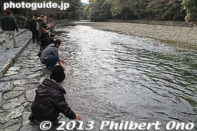Dip your hands here in Isuzu River. Auto maker Isuzu was named after this crystal-clear river. 五十鈴川と御手洗場
Keywords: mie ise jingu shrine shinto hatsumode new year&#039;s day shogatsu worshippers