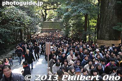 The scene from the top of the steps. People on the right are aiming for the torii. People on the left are shooting up the steps in no time.
Keywords: mie ise jingu shrine shinto hatsumode new year&#039;s day shogatsu worshippers