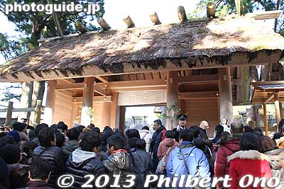After going through the torii, they could pray at this center position under this thatched-roof gate in front of the shrine.
Keywords: mie ise jingu shrine shinto hatsumode new year&#039;s day shogatsu worshippers