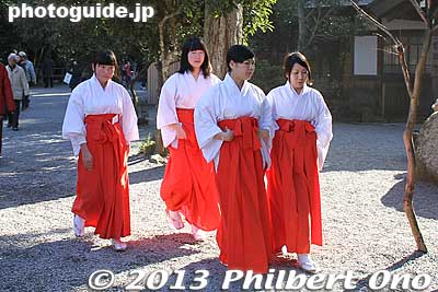 Ise Jingu shrine maidens look the same as any other shrine maidens. They are likely college students hired just for New Year's to sell goods.
Keywords: mie ise jingu shrine shinto hatsumode new year&#039;s day shogatsu worshippers kimonobijin