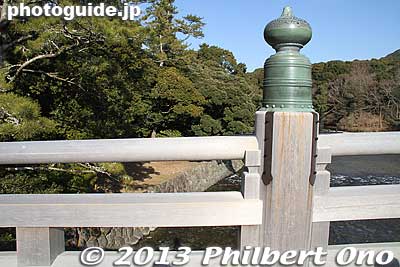 Uji Bridge is made of hinoki cypress wood. The bridge columns are made of keyaki.
Keywords: mie ise jingu shrine shinto hatsumode new years day shogatsu worshippers japannationalpark