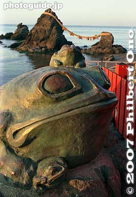 The Wedded Rocks are part of Futami Okitama Shrine known for frog sculptures. 二見興玉神社
Keywords: mie ise futami-cho meoto iwa wedded rocks shimenawa rope ocean frog japanshrine