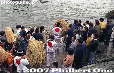 Men carry spanking-new shimenawa ropes to the rocks.
Keywords: mie ise futami-cho meoto iwa wedded rocks shimenawa rope ocean okitama shrine matsuri festival