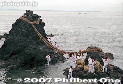 The torii on the larger rock is quite small. The sacred rope is replaced three times a year on May 5, September 5, and at the end of December.
Keywords: mie ise futami-cho meoto iwa wedded rocks shimenawa rope ocean okitama shrine matsuri festival