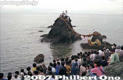 The ceremony attracts a large crowd.
Keywords: mie ise futami-cho meoto iwa wedded rocks shimenawa rope ocean okitama shrine matsuri festival