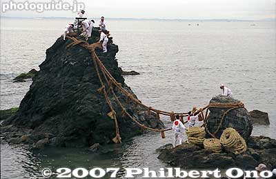 The shimenawa rope actually consists of five smaller ropes. They cut the ropes one by one.
Keywords: mie ise futami-cho meoto iwa wedded rocks shimenawa rope ocean okitama shrine matsuri festival