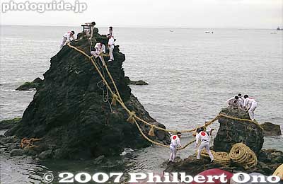 The second rope is installed.
Keywords: mie ise futami-cho meoto iwa wedded rocks shimenawa rope ocean okitama shrine matsuri festival