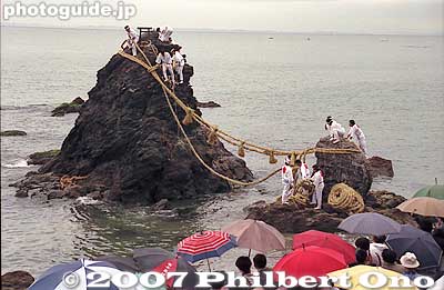 Keywords: mie ise futami-cho meoto iwa wedded rocks shimenawa rope ocean okitama shrine matsuri festival