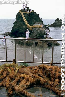 Pieces of the old rope. Anyone could take home the pieces of old sacred rope if they wanted.
Keywords: mie ise futami-cho meoto iwa wedded rocks shimenawa rope ocean okitama shrine matsuri festival