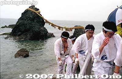 The rope installers return to shore.
Keywords: mie ise futami-cho meoto iwa wedded rocks shimenawa rope ocean okitama shrine matsuri festival