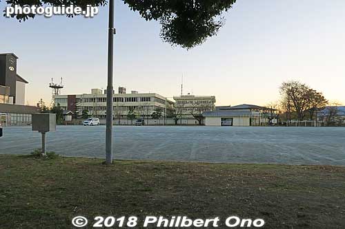 Part of the Honmaru castle grounds now occupied by Kameyama Nishi Elementary School.
Keywords: mie kameyama castle