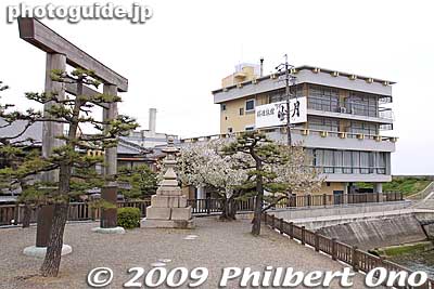 Next to Shichiri-no-watashi was Kuwana-juku's Waki-Honjin.
Keywords: mie kuwana-juku tokaido road kyuka park cherry blossoms castle sakura moat