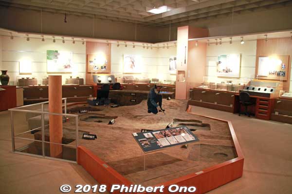 Exhibition Room 2 centers on Saiku archaeological excavations and artifacts. Here's a reconstruction of a Saiku dig. 常設展示室II
Keywords: mie meiwa saiku history museum