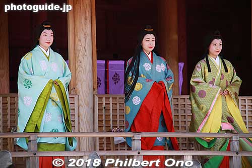Top-ranking court ladies called the Naishi (内侍) working at the Saiku Palace.
In green is the Onna Betto (or Nyo-betto) (女別当) who was the supervisor of the court ladies at special occasions such as the Saio procession. 
Keywords: mie meiwa saiku saio matsuri festival