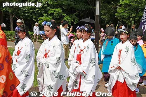 In front of the Saio princess palanquin are girls are called Warawame (童女). They are daughters of the Imperial family or nobility and are learning the customs of the Saiku while living in the Saiku Palace. They wear chihaya costume. 千早
Keywords: mie meiwa saiku saio matsuri festival
