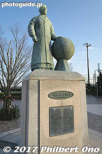 A statue of Kokichi Mikimoto and a giant pearl near Toba Station greets visitors. Erected in 1993 to mark the 100th anniversary of Mikimoto's success in pearl cultivation.
Keywords: mie toba Mikimoto Pearl Island