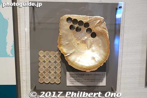 Buttons from oyster shells.
Keywords: mie toba Mikimoto Pearl Island museum