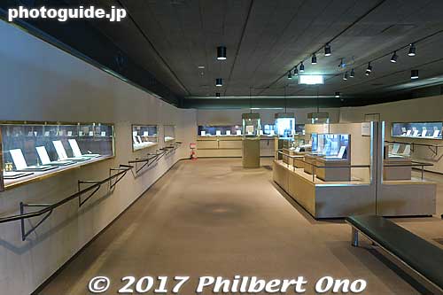 Room exhibiting jewelry made of natural pearls.
Keywords: mie toba Mikimoto Pearl Island museum