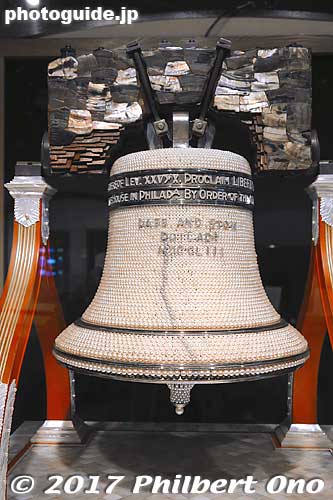 Liberty Bell, exhibited at the 1939 New York World's Fair. Has 12,250 pearls and 366 diamonds. The crack is reproduced with blue pearls. Mikimoto Pearl Museum
Keywords: mie toba Mikimoto Pearl Island museum japansculpture
