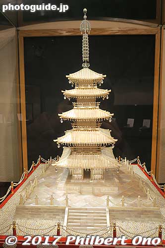 Mikimoto's Five-Storied Pagoda (御木本五重塔). Exhibited at Sesquicentennial Exposition in Philadelphia, 1926. It has 12,760 pearls.
Keywords: mie toba Mikimoto Pearl Island museum japansculpture