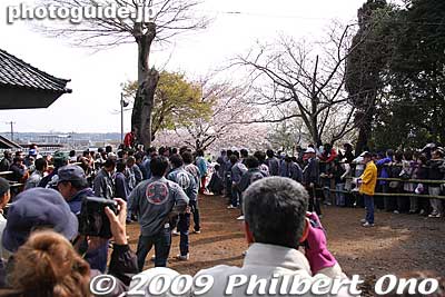 This is what the top of the incline looks like. A bunch of people wait for the horse to come up.
Keywords: mie toin-cho oyashiro matsuri festival ageuma horse inabe shrine 