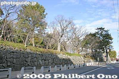 Castle wall
The stone wall is long, and the entrance to the castle grounds is on the far end, in front of the three-story Ushitora turret.
Keywords: Mie Prefecture Tsu Castle