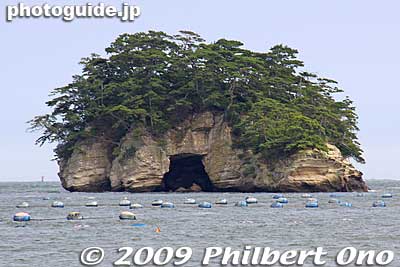 The boat passes by numerous pine-clad islands of Matsushima.
Keywords: miyagi matsushima-machi nihon sankei scenic trio pine trees islands boat cruise 