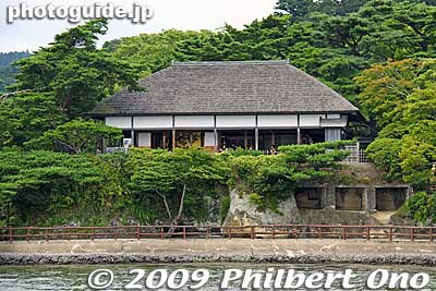 Another noted building in Matsushima is Kanrantei, perched on a low hill. Now it is a rest place where they serve tea.
Keywords: miyagi matsushima-machi nihon sankei scenic trio pine trees islands tea house 