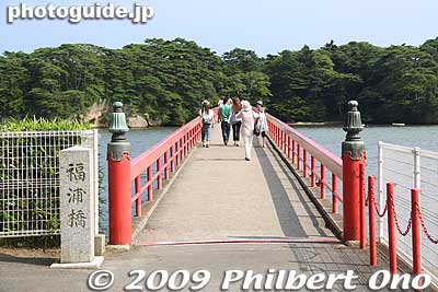 Bridge to Fukuura island is named Deai Hashi. 出会い橋
Keywords: miyagi matsushima-machi nihon sankei scenic trio pine trees islands