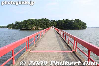 Fukuura island offers nice walking trails and a few lookout points from where you can see other islands.
Keywords: miyagi matsushima-machi nihon sankei scenic trio pine trees islands