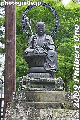 At the Zuiganji temple entrance is a statue of Enmei Jizo, the Guardian Deity of Lnogevity.
Keywords: miyagi matsushima-machi nihon sankei scenic trio buddhist temple zen 