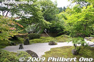Entsuin is most noted for its Japanese-style garden designed by Kobori Enshu. The garden is said to have been moved here from Date's Edo residence.
Keywords: miyagi matsushima-machi nihon sankei scenic trio buddhist temple 