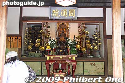 Inside Entsuin's Hondo hall called Daihitei. It used to be the summer home of Mitsumune. Dedicated to Kannon, Goddess of Mercy.
Keywords: miyagi matsushima-machi nihon sankei scenic trio buddhist temple 
