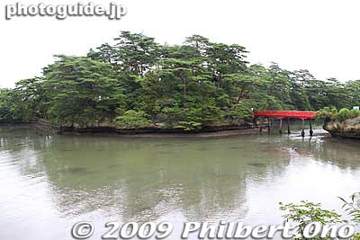 Ojima island is accessible by a red bridge.
Keywords: miyagi matsushima-machi nihon sankei scenic trio pine trees islands