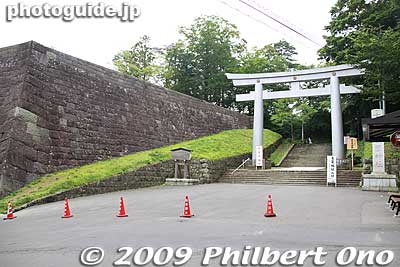 Next to the Honmaru northern stone wall is this large torii gate and steps going up to the Honmaru, the castle's central keep. This place in front of the torii was a parking lot before. Glad that parking is no longer allowed here.
Keywords: miyagi sendai castle 