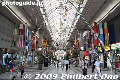 On Aug. 4, two days before the start of Tanabata Festival, the shopping arcades already had these bamboo poles with ropes set up.
Keywords: miyagi sendai tanabata matsuri festival tohoku star bamboo decorations 