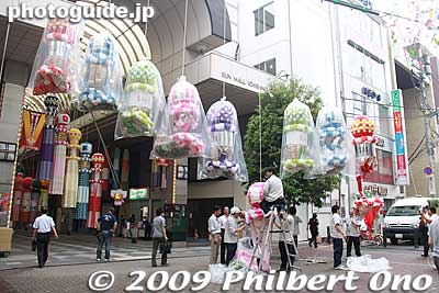 The decorations usually arrive in huge plastic bags, especially the outdoor ones. This is the Fujisaki decoration.
Keywords: miyagi sendai tanabata matsuri festival tohoku star bamboo decorations 