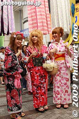 Eye-catching trio of yukata-clad girls.
Keywords: miyagi sendai tanabata matsuri festival tohoku star bamboo decorations yukata girls woman kimono