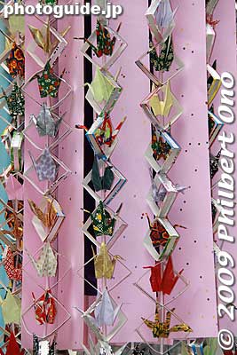 Regular-size paper cranes.
Keywords: miyagi sendai tanabata matsuri star festival decorations origami paper cranes 