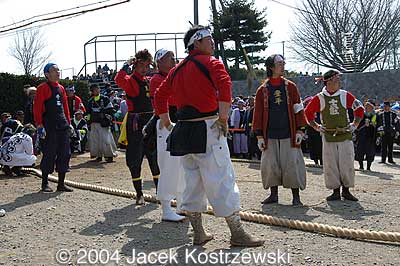 The hauling of the logs from the forest to a resting place near the shrine is called Yamadashi. The hauling route and schedule for the Kami-sha and Shimo-sha Shrines are different.
Keywords: nagano chino onbashira matsuri festival kiotoshi log yamadashi