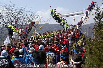The log is dragged to the edge of the top of the slope.
Keywords: nagano chino onbashira matsuri festival kiotoshi log yamadashi