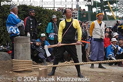 The ax man is ready to cut the rope.
Keywords: nagano chino onbashira matsuri festival kiotoshi log yamadashi