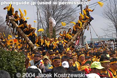 Another log comes to the slope.
Keywords: nagano chino onbashira matsuri festival kiotoshi log yamadashi