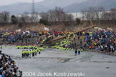 This river crossing, called Kawa-koshi, is another highlight of the festival. 川越し
Keywords: nagano chino onbashira matsuri festival log yamadashi