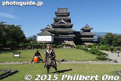 Samurai greets visitors to Matsumoto Castle.
Keywords: nagano matsumoto castle national treasure