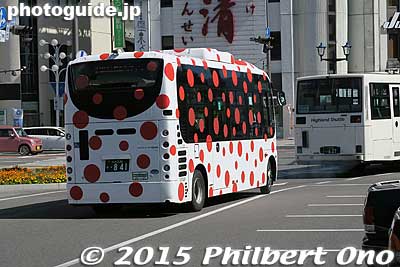 Polka dot bus advertising Kusama Yayoi's exhibition in a local museum. Matsumoto is her hometown.
Keywords: nagano matsumoto bus