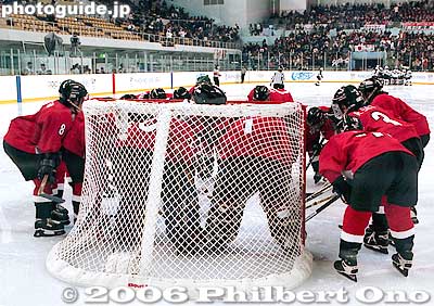 The Nippon team huddles.
The Nippon team huddle and psych themselves up before the start of the game.
Keywords: nagano prefecture 1998 winter olympics