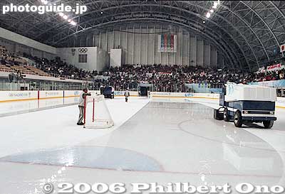 Resurfacing the ice during intermission
Keywords: nagano prefecture 1998 winter olympics
