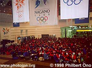 Kids gathered at Nagano Station.
Keywords: nagano prefecture 1998 winter olympics